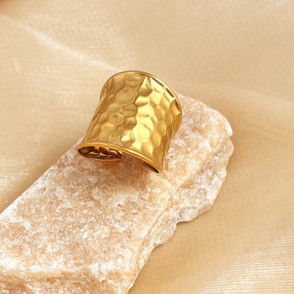 Europese en Amerikaanse Instagram-stijl metalen ring met een brede band en een watergolfstructuur.