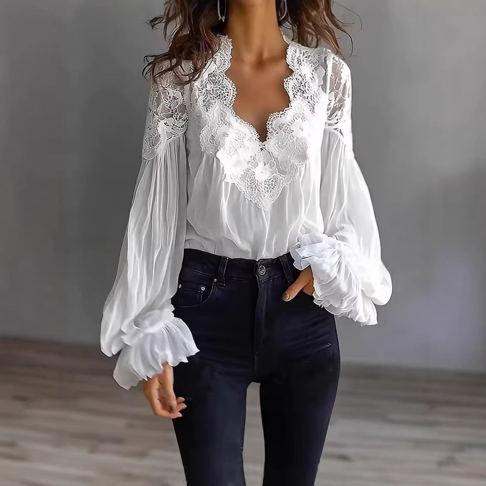 Geplooide blouse met kanten panelen, ruches en pofmouwen.